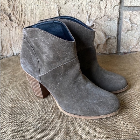 Sole Society Alba Style khaki Gray Boots Ankle
Size 7 1/2 - Picture 2 of 12